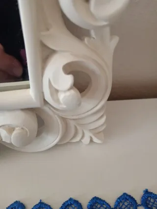 Specchio barocco in ceramica bianca