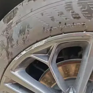 Pasta para restaurar llantas de coche