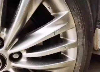 Pasta para restaurar llantas de coche