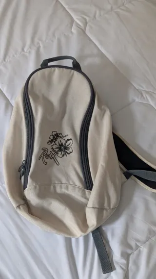 Mochila pequeña de color blanco roto con flores