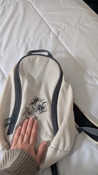 Mochila pequeña de color blanco roto con flores