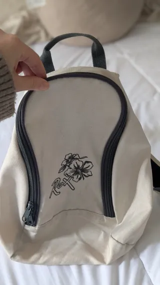 Mochila pequeña de color blanco roto con flores