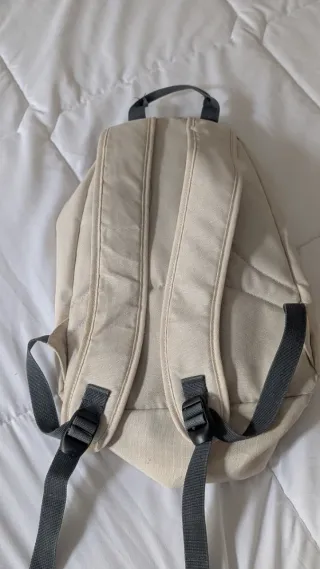 Mochila pequeña de color blanco roto con flores