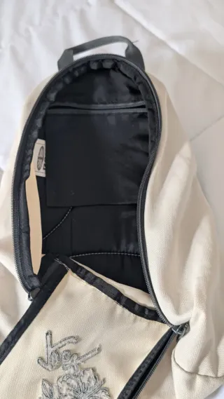 Mochila pequeña de color blanco roto con flores