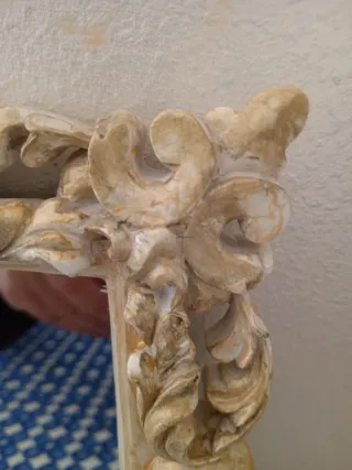 Specchio barocco in ceramica beige e oro