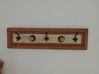 Perchero de madera y metal