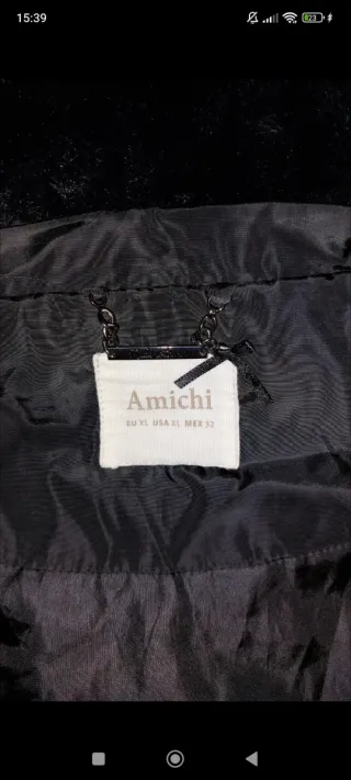 Abrigo acolchado negro con cuello de pelo