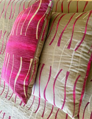 Cojín decorativo beige y rosa