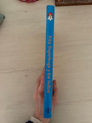 Kika Superbruja y los indios (Spanish Edition)