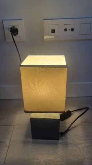 Lámpara de mesa cuadrada beige y negra