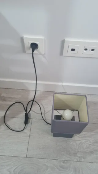 Lámpara de mesa cuadrada beige y negra