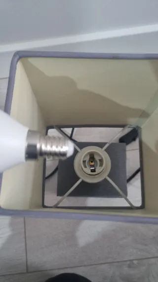 Lámpara de mesa cuadrada beige y negra