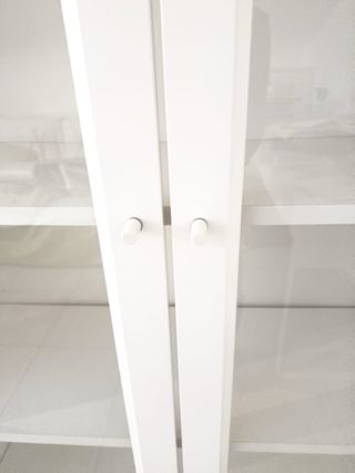 Estantería blanca con puertas de cristal