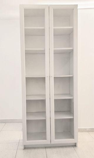 Estantería blanca con puertas de cristal