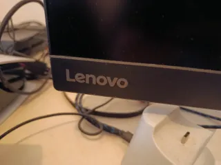 Pantalla Lenovo y Altavoces Logitech Negros