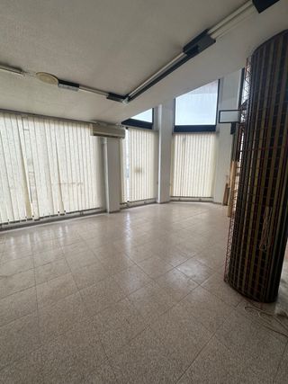 Bajo comercial con altillo