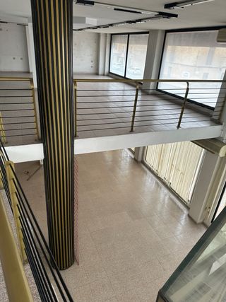 Bajo comercial con altillo