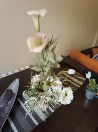 Arreglo floral decorativo con macetas galas