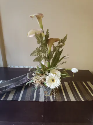 Arreglo floral decorativo con macetas galas