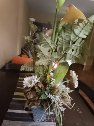 Arreglo floral decorativo con macetas galas