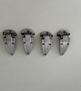 Bisagras metálicas de neveras antiguas.
