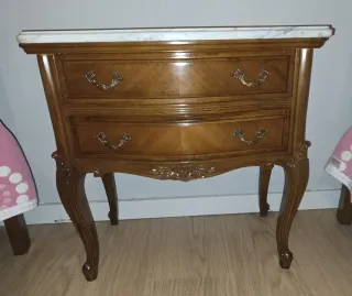 Dormitorio completo: 2 camas, mesitas y comoda