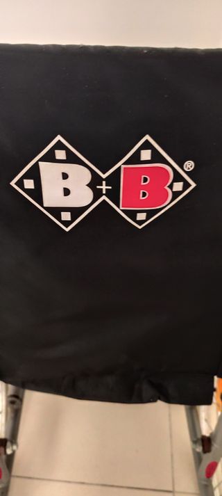 Silla de ruedas con cojín y bolsa