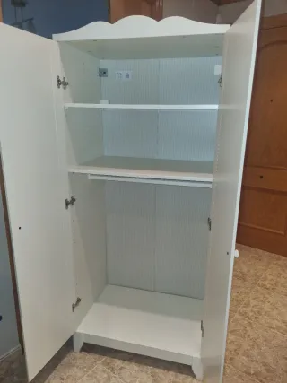 Armario blanco de madera