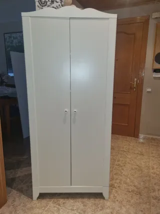 Armario blanco de madera
