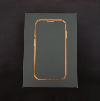 Mini smartphone negro y dorado