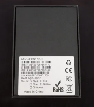 Mini smartphone negro y dorado