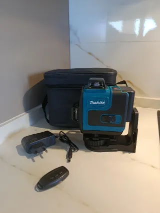 Nivel Láser Makita con Soporte Imán