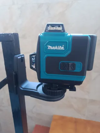 Nivel Láser Makita con Soporte Imán