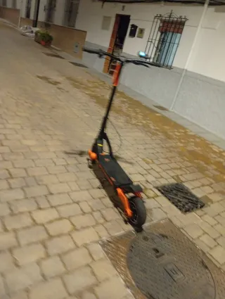 Patinete eléctrico negro y naranja