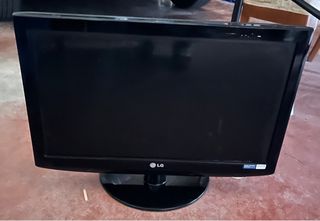 TV LG pequeña negra