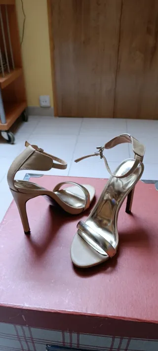 Sandalias de tacón beige y dorado