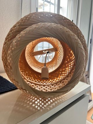 Lámpara colgante bambú ratán tejida