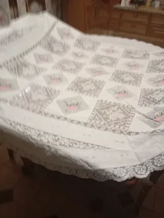 Mantel redondo bordado a mano con encaje