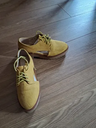 Zapatos amarillos de ante con cordones