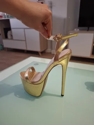 Zapatos tacón plataforma dorado