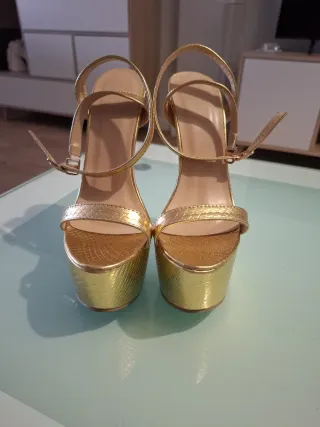 Zapatos tacón plataforma dorado