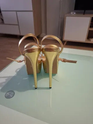 Zapatos tacón plataforma dorado