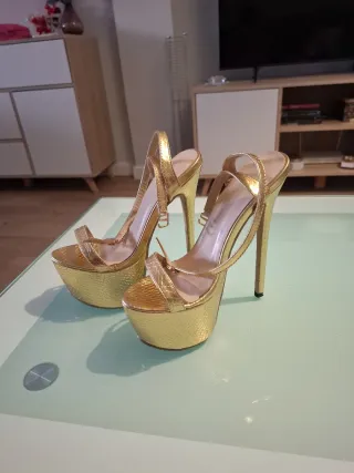 Zapatos tacón plataforma dorado