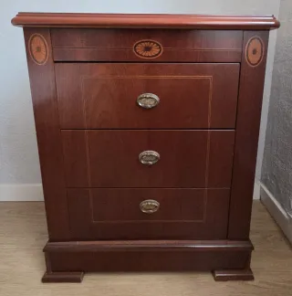 Cómoda de madera marrón y 2 mesitas a juego