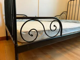 Cama infantil negra con somier y colchón