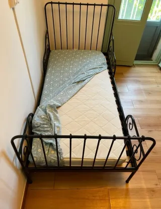 Cama infantil negra con somier y colchón