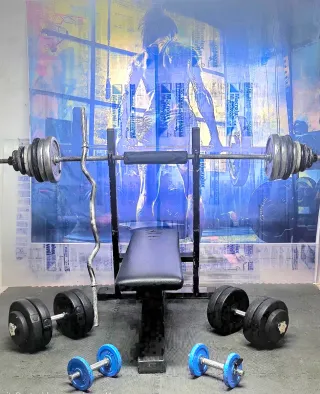 Banco de pesas con discos y barras