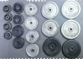 Banco de pesas con discos y barras