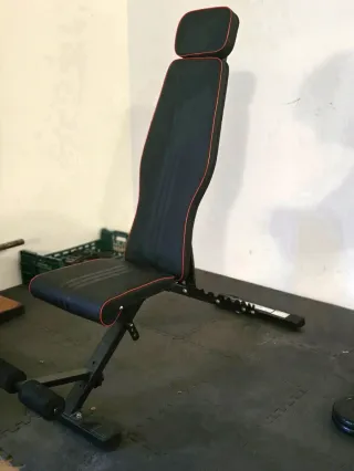 Banco de pesas con discos y barras