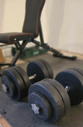 Banco de pesas con discos y barras